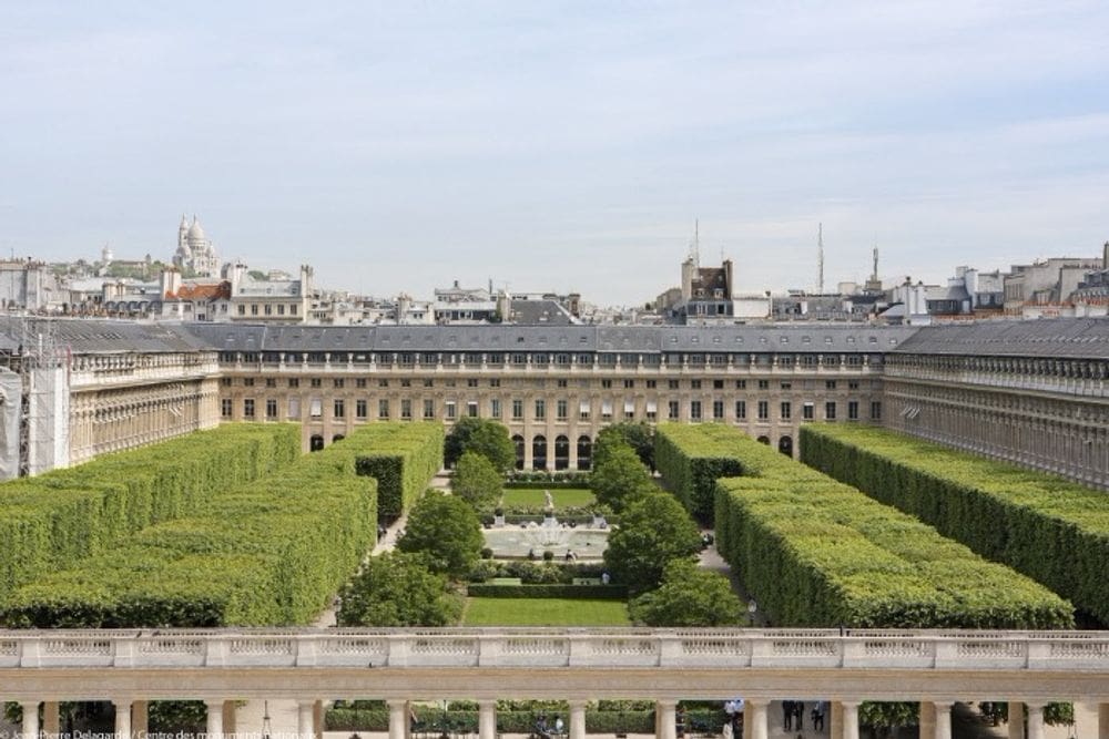 An aerial view of the grounds, including the buildings and hedges, of the Domaine National du Palais-Royal.